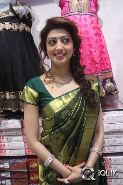 Pranitha-Launches-RS-Brothers-Showroom